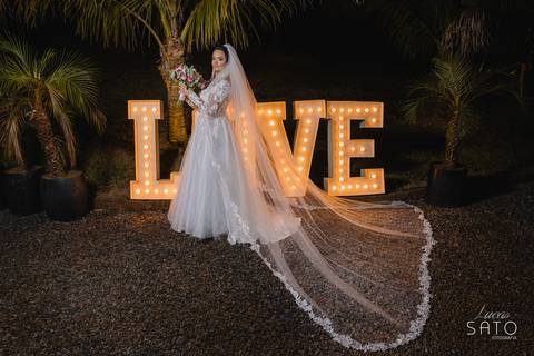 Foto de noiva com vestido branco no dia do casamento realizado no Sítio Águas de Março em São Gotardo-MG.'
