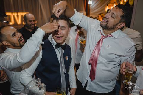 Momento da gravata realizada na recepção de Casamento da Dayane e Pauliran no Sítio Águas de Março, localizado no município de São Gotardo-MG.'