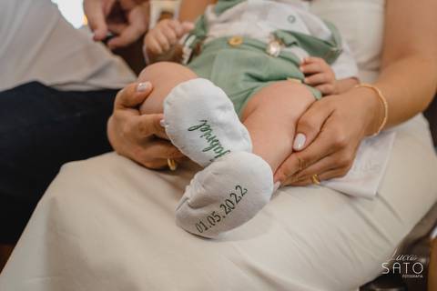 Meia personalizada com nome e data para batismo em São Gotardo-MG.'