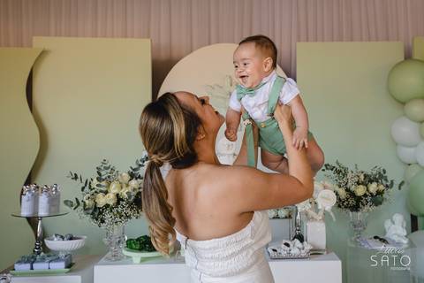 Roupa para batismo na cor verde.'