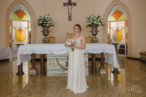 Vestido branco para casamento intimista em São Gotardo-MG.'