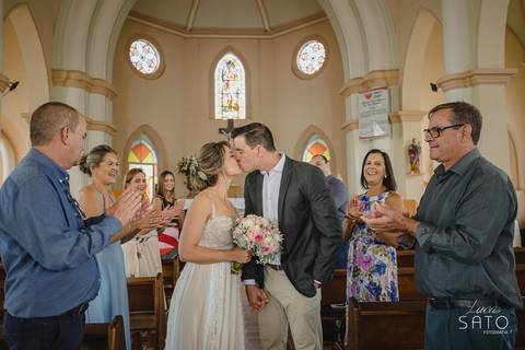Umas das fotos mais desejadas pelo casal, a saída do casal após a cerimônia religiosa na Igreja Matriz de São Gotardo-MG'
