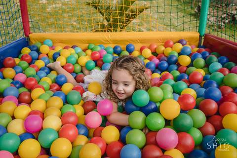 Piscina de bolinha para animar a sua festa infantil. Fotógrafo profissional de festa infantil.'