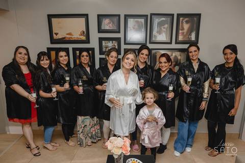 Uma foto que não pode faltar no dia do seu casamento, o Brinde com as madrinhas no making of da noiva em São Gotardo-MG.'