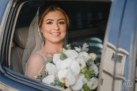 Noiva esperando a hora da cerimônia religiosa iniciar. Casamento na Igreja de São Sebastião (matriz) em São Gotardo-MG.'