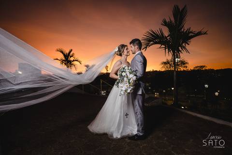 Vestido de noiva com véu realizado na Igreja Matriz de São Gotardo pelo fotógrafo profissional Lucas Sato-Fotografia.'