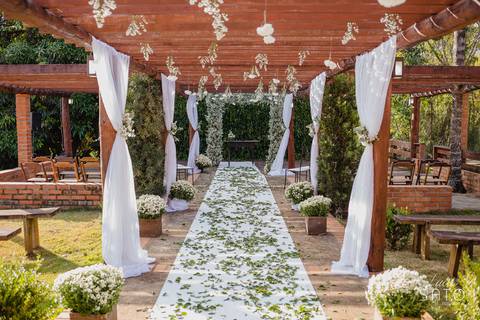 Decoração para cerimônia evangélica no Sítio Águas de Março.'