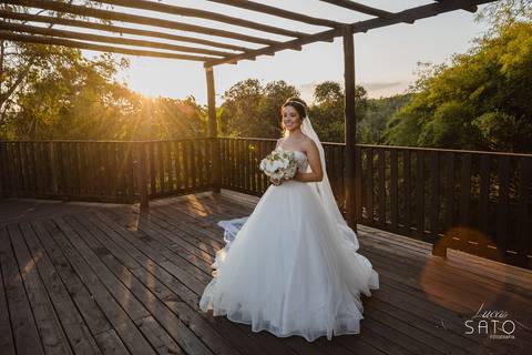Vestido de noiva para casamento ao entardecer realizado no Sítio Águas de Março em São Gotardo-MG.'