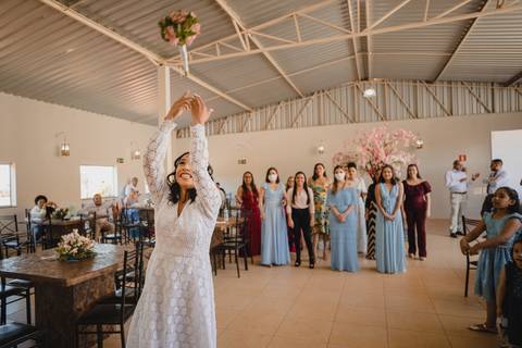 Hora de jogar o buquê na recepção de casamento em São Gotardo-MG'