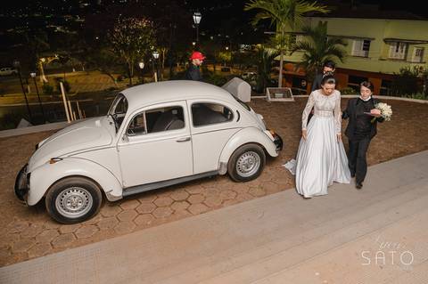 Entrada da noiva no fusca da família realizado na Igreja Matriz em São Gotardo-MG.'
