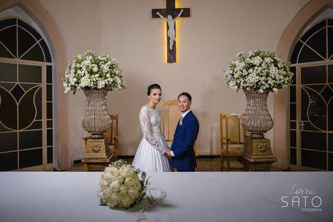 Aquela foto de casal que não pode faltar no dia do seu casamento. Casal no altar da Igreja.'