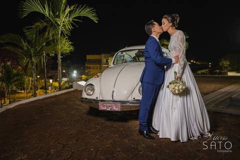 Casal e fusca após a cerimônia religiosa.'