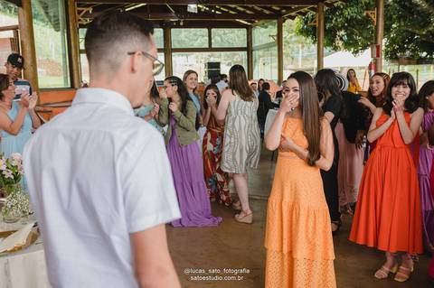 Pedido de casamento realizado na hora de jogar o buquê da noiva em São Gotardo-MG.'