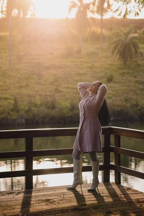 Ensaio feminino no pôr do sol, fotografia feminina de ensaios.'
