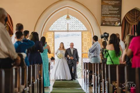 Entrada da noiva na Igreja Matriz de São Gotardo-MG.'