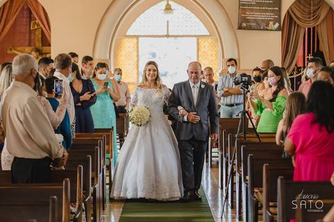 Igreja Matriz de São Gotardo-MG. Noiva entrando com o pai na cerimônia de casamento em São Gotardo-MG.'