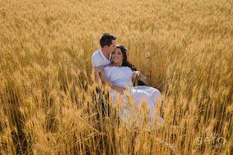 Ensaio de casal no trigo em São Gotardo. Fotografia profissional de casamentos realizado pelo fotógrafo Lucas Sato de São Gotardo-MG.'