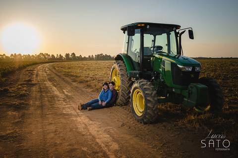 Ensaio de casal com trator com técnica de strobist. Canon R6  e Flash Godox AD300 Pro.'