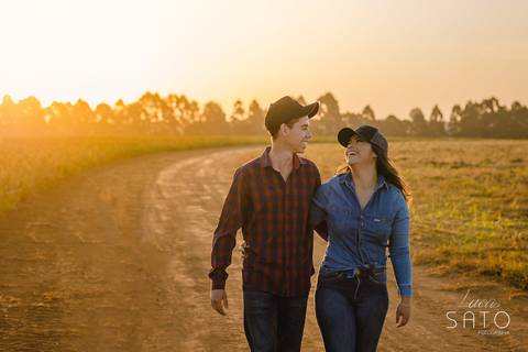 Ensaio espontâneo e divertido de Pré wedding na fazenda Agropesg na cidade de São Gotardo-MG.'