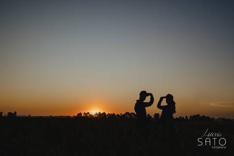 Ensaio de casal com foto em contra luz realizado pelo fotógrafo profissional Lucas Sato da cidade de São Gotardo-MG.'