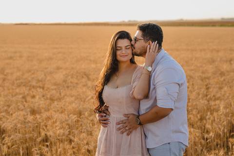 Ensaio de casal no trigo na região de São Gotardo, realizado pelo fotógrafo profissional Lucas Sato-Fotografia.'