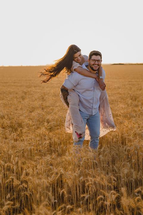 Ensaio espontâneo de casal realizado no trigo na região de São Gotardo-MG.'