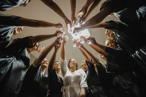 Brinde das madrinhas durante casamento em São Gotardo. Espaço Cris localizado no município de São Gotardo MG.'