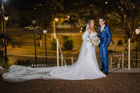 Foto de casamento que não pode faltar. Retrato do Casal após a cerimônia religiosa na Igreja Matriz de São Gotardo'
