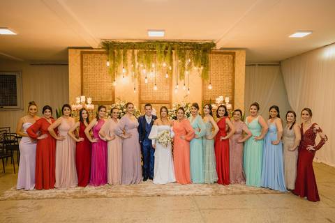 Vestido para madrinhas de Casamento. Uma variação de cores que combinam.'