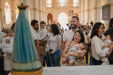 Padrinhos de Consagração durante Batismo na Igreja Matriz de São Gotardo.'