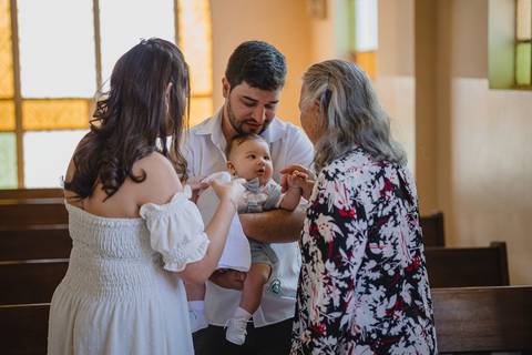 Foto de batismo com a avó na Igreja Matriz de São Gotardo MG.'