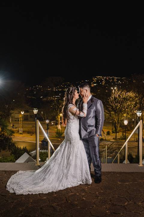 Casamento na Igreja Matriz de São Gotardo e a noiva usando vestido estilo princesa.'