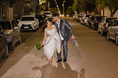 No final do casamento fotos diferentes desse casal incrível na Igreja Matriz de São Gotardo MG.'