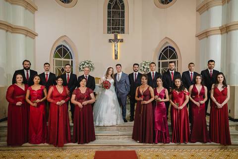 Vestido para madrinhas na cor vermelha. Vestido para madrinhas durante Casamento na Igreja Matriz de São Gotardo MG.'