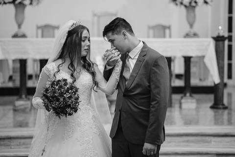 Casamento emocionante na Igreja Matriz de São Gotardo MG. Fotos do fotógrafo profissional de Casamentos, Lucas Sato-Fotografia.'