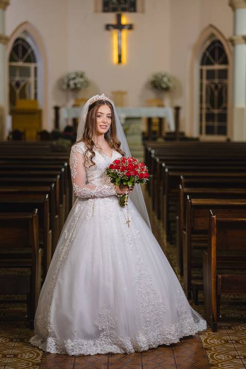 Vestido de noiva e buquê vermelho para Casamentos na Igreja em São Gotardo e região.'