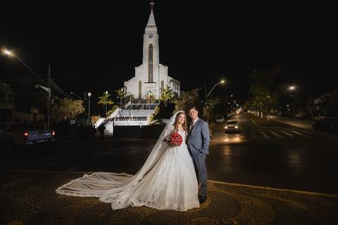 Igreja Matriz e o casal, foto que não pode faltar no dia do seu casamento.'