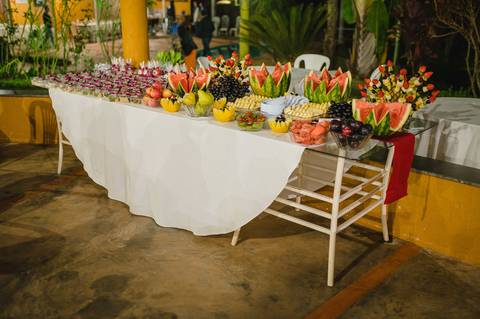 Mesa de frutas para Recepção de Casamentos em São Gotardo. Sacolão Rodrigues o melhor da região de São Gotardo MG.'