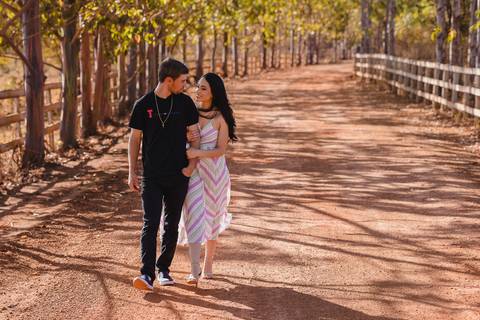 Ensaio de casal em eucalipto registrado pelo fotógrafo de Casamentos, Lucas Sato da cidade de São Gotardo-MG.'