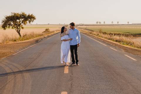 Ensaio de casal no asfalto fica legal? Fica muito interessante e diferente. Registrado pela lentes do fotógrafo profissional Lucas Sato-Fotografia.'