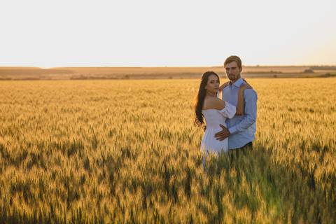 Ensaio de casal no trigo realizado pelo fotógrafo de casamentos Lucas Sato do município de São Gotardo-MG'