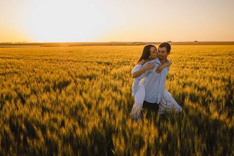 Ensaio de casal no trigo pelas lentes do fotógrafo Lucas Sato da cidade de São Gotardo-MG. Pre wedding em trigo fica perfeito para o ensaio ficar mais romântico e bonito. E para deixar isso perfeito as roupas brancas combinam super bem para o ensaio.'