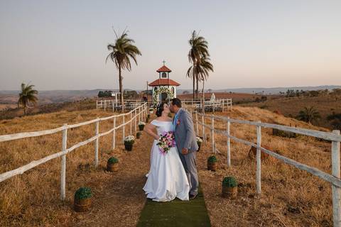 Foto do Casal na Capela Santo Antônio em Arapuá-MG.'
