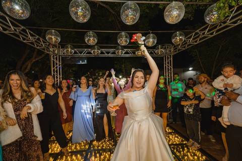 Buquê de Santo Antônio para noiva se divertir no Casamento. Foto realizado pelo fotógrafo profissional Lucas Sato da cidade de São Gotardo'
