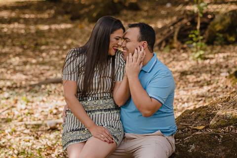 Ensaio de casal tem que ter fotos espontâneas como essa. Fotógrafo de Casamento atendendo a região de Araxá e São Gotardo-MG.'