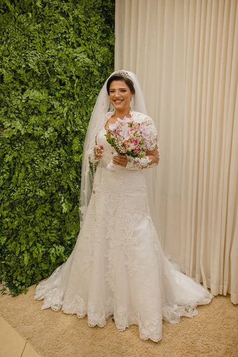 Vestido de noiva estilo princesa. Fotografia realizada pelo fotógrafo profissional Lucas Sato de São Gotardo MG.'