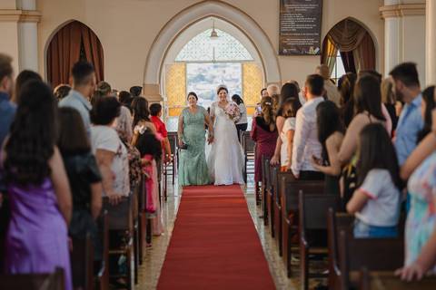 Entrada da noiva na cerimônia religiosa na Igreja Matriz de São Gotardo MG.'