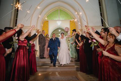Foto que não pode faltar no dia do seu casamento. A saída dos noivos após a cerimônia religiosa. Foto by Lucas Sato da cidade de São Gotardo.'