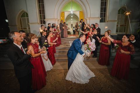 Foto da saída do Casal da cerimônia na Igreja Matriz de São Gotardo-MG.'