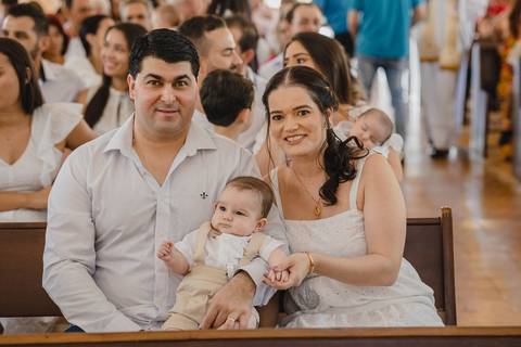 Batismo na Igreja Matriz em São Gotardo. Fotógrafo de batizado em São Gotardo.'